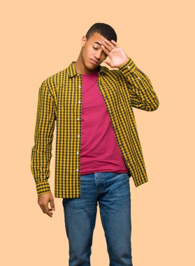 Yorgun ve hasta ifade izole arka plan üzerinde genç afro Amerikan adamla