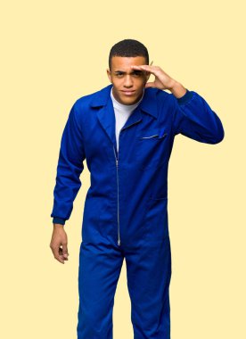 Genç afro Amerikan işçi adam uzakta el ile bakan bir şey üzerinde izole arka plan bakmak için