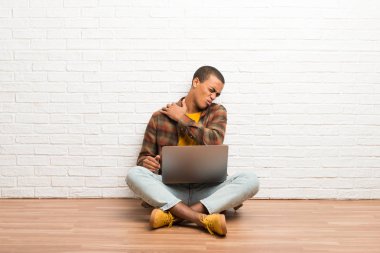 Afrika kökenli Amerikalı adam diz üstü bir çaba yapılmış olması için omuz ağrısı acı ile katta oturan