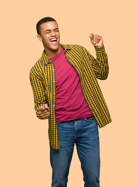 Jonge Afro Amerikaanse Man Geniet Van Dansen Terwijl Luistert Naar — Stockfoto