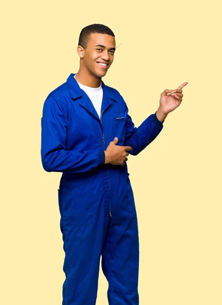 Jovem Trabalhador Afro Americano Apontando Dedo Para Lado Posição Lateral — Fotografia de Stock