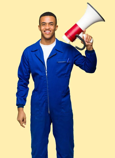 Jovem Trabalhador Afro Americano Segurando Megafone Fundo Isolado — Fotografia de Stock