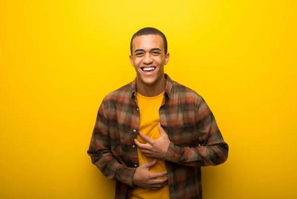 Junger Afrikanisch Amerikanischer Mann Auf Leuchtend Gelbem Hintergrund Lächelt Viel — Stockfoto