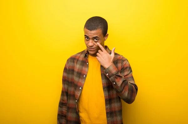 Junger Afrikanisch Amerikanischer Mann Auf Leuchtend Gelbem Hintergrund Mit Blick — Stockfoto