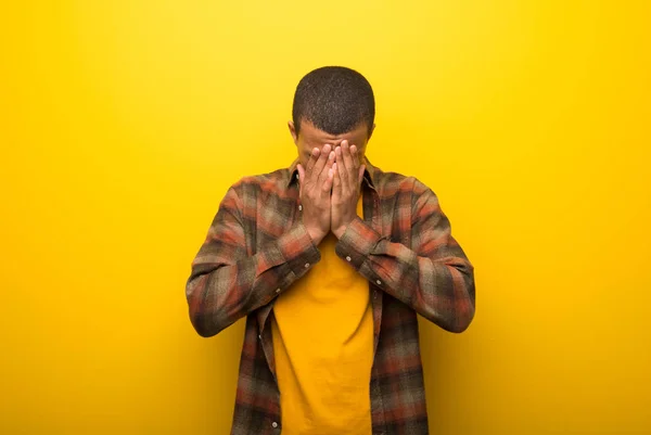 Élénk Sárga Háttérrel Fáradt Beteg Kifejezés Afro Amerikai Fiatalember — Stock Fotó