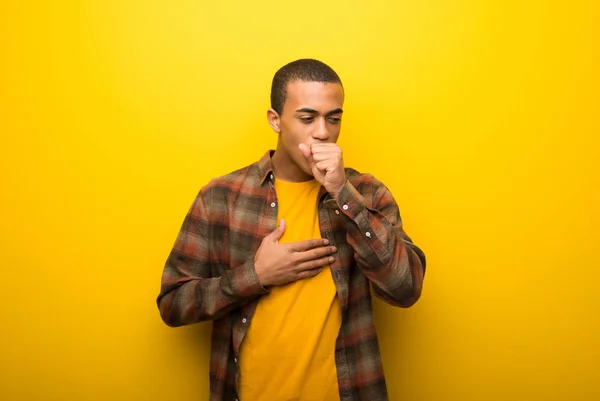 Joven Afroamericano Hombre Vibrante Amarillo Fondo Está Sufriendo Con Tos — Foto de Stock