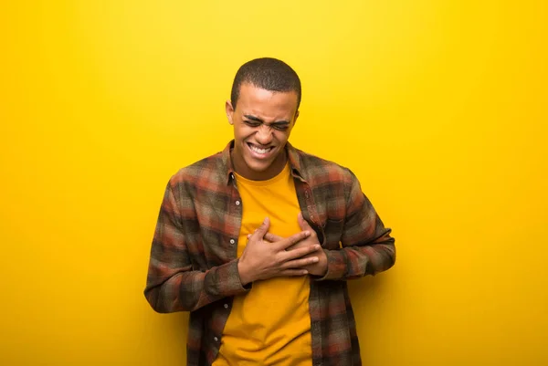 통증이 활기찬 노란색 배경에 아프리카계 미국인 — 스톡 사진