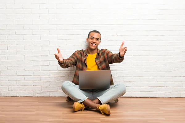 Africano Americano Sentado Chão Com Seu Laptop Apresentando Convidando Para — Fotografia de Stock