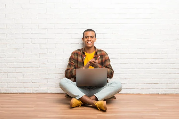 Africano Americano Sentado Chão Com Seu Laptop Aplaudindo Após Apresentação — Fotografia de Stock