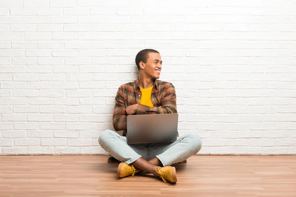 Africano Americano Sentado Chão Com Seu Laptop Olhando Por Cima — Fotografia de Stock