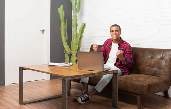 African American Man Met Laptop Woonkamer Een Overwinning Vieren — Stockfoto