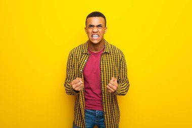Sarı arka tarafından kötü bir durum hayal kırıklığına uğramış genç afro Amerikalı adam