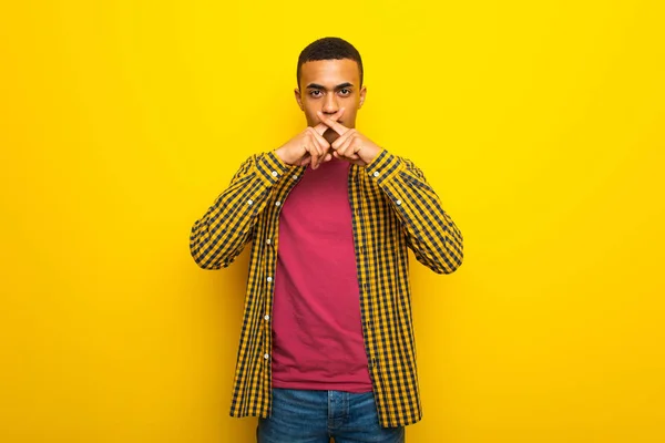 Jonge Afro Amerikaanse Man Gele Achtergrond Weergegeven Een Teken Van — Stockfoto