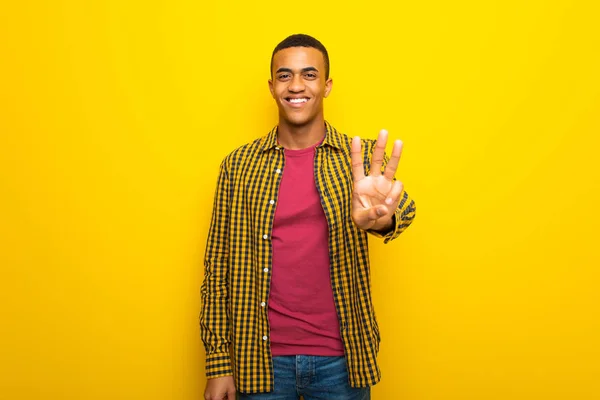 Jovem Afro Americano Fundo Amarelo Feliz Contando Três Com Dedos — Fotografia de Stock