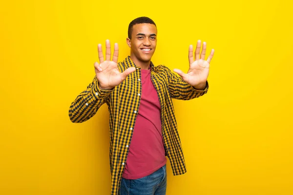 Jovem Afro Americano Fundo Amarelo Contando Nove Com Dedos — Fotografia de Stock