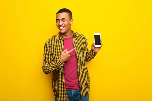 Jonge Afro Amerikaanse Man Gele Achtergrond Weergegeven Mobiele — Stockfoto