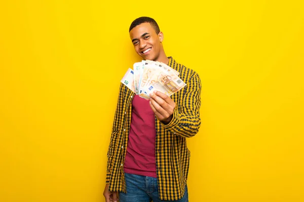 Jonge Afro Amerikaanse Man Gele Achtergrond Nemen Een Heleboel Geld — Stockfoto
