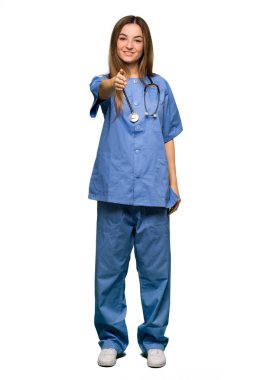 Tüm vücut için iyi bir anlaşma izole arka plan üzerinde kapanış el genç hemşire