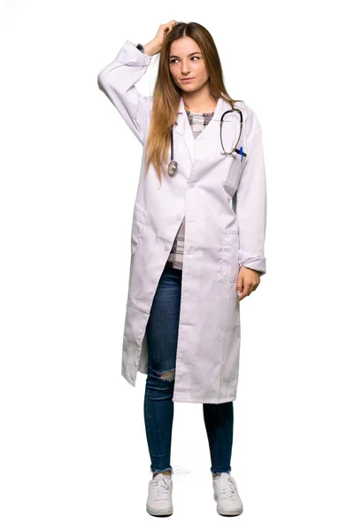 Pełne Ciało Młodego Lekarza Kobieta Mając Wątpliwości Podczas Drapania Głowy — Zdjęcie stockowe