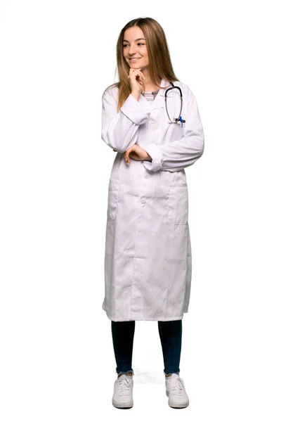 Całego Ciała Młody Lekarz Kobieta Patrząc Bok Ręką Brodzie Białym — Zdjęcie stockowe