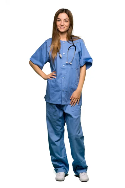 Hela Kroppen Ung Sjuksköterska Poserar Med Armar Hip Och Leende — Stockfoto