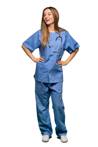 Hela Kroppen Ung Sjuksköterska Poserar Med Armar Hip Och Skrattar — Stockfoto