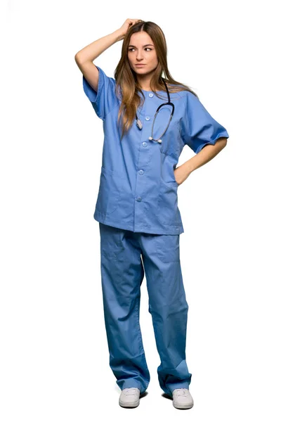 Ganzkörperjunge Krankenschwester Mit Zweifeln Beim Kopfkratzen Auf Isoliertem Hintergrund — Stockfoto