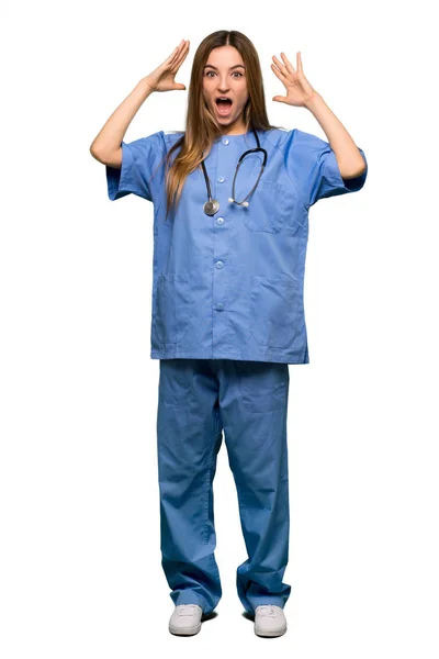 Ganzkörper Junge Krankenschwester Mit Überraschung Und Schockiertem Gesichtsausdruck Auf Isoliertem — Stockfoto