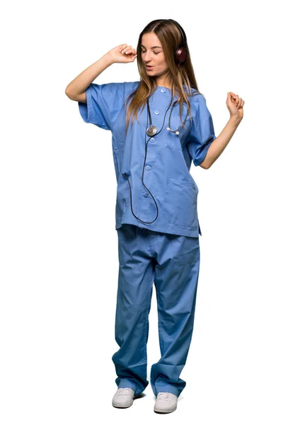 Молодая Медсестра Слушает Музыку Наушниках Танцует Изолированном Фоне — стоковое фото