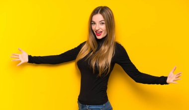 Genç kadın sarı arka plan gurur ve kendini beğenmiş aşık üzerinden kendini kavramı oldukça