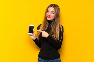 Belgili tanımlık hareket eden gösterilen sarı arka plan genç güzel kadın