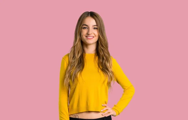 Giovane Ragazza Con Maglione Giallo Posa Con Braccia All Anca — Foto Stock