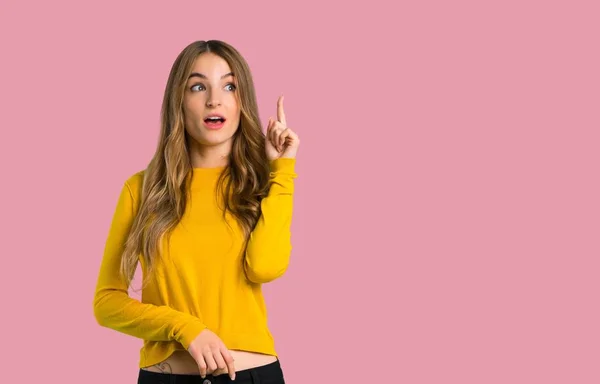 Chica Joven Con Suéter Amarillo Pensando Una Idea Apuntando Dedo —  Fotos de Stock