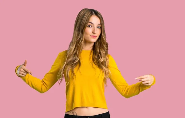 Junges Mädchen Mit Gelbem Pullover Stolz Und Selbstzufrieden Der Liebe — Stockfoto