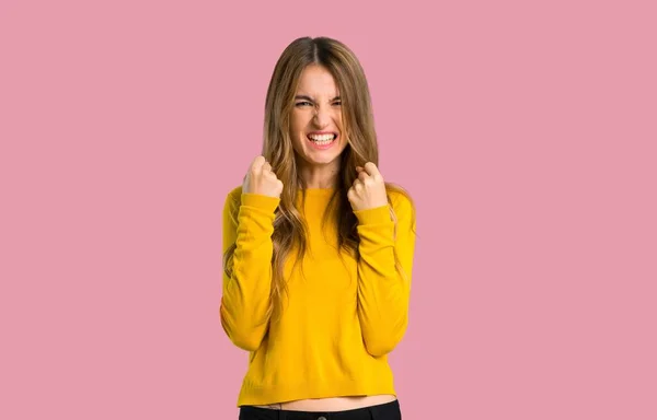 黄色いセーター分離ピンク背景に悪い状況に不満を持つ少女 — ストック写真