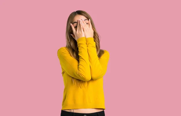 Niña Con Suéter Amarillo Cubriendo Los Ojos Con Las Manos — Foto de Stock