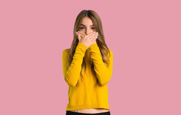 Jovem Com Suéter Amarelo Cobrindo Boca Com Mãos Para Dizer — Fotografia de Stock