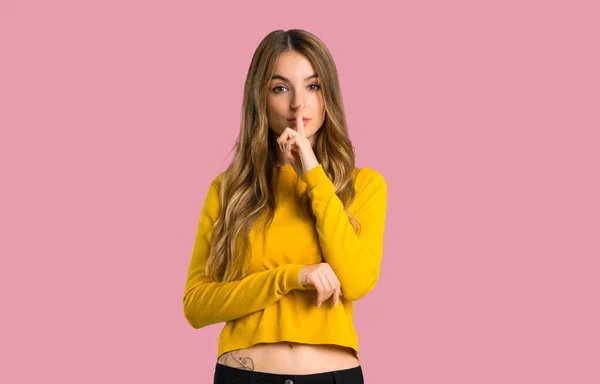 Jeune Fille Avec Pull Jaune Montrant Signe Silence Geste Mettre — Photo