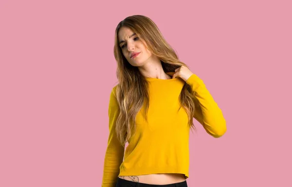 Jovem Com Suéter Amarelo Com Expressão Cansada Doente Fundo Rosa — Fotografia de Stock
