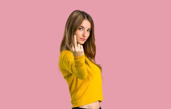 분홍색 바탕에 노란색 스웨터 만들기 제스처와 — 스톡 사진