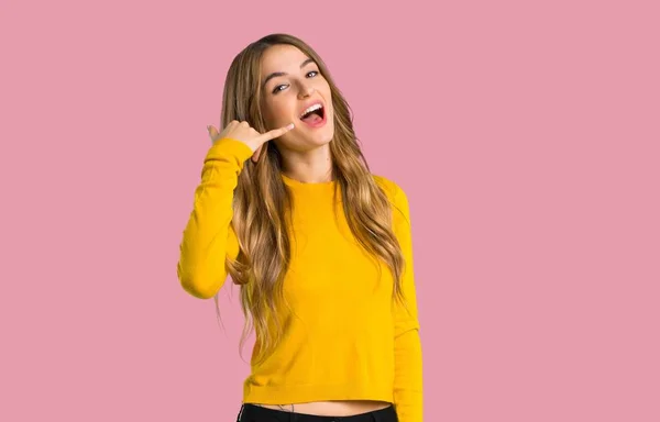 Chica Joven Con Suéter Amarillo Haciendo Gesto Teléfono Llámame Signo —  Fotos de Stock