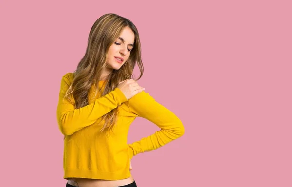 Jovem Com Suéter Amarelo Sofrendo Dor Ombro Por Ter Feito — Fotografia de Stock