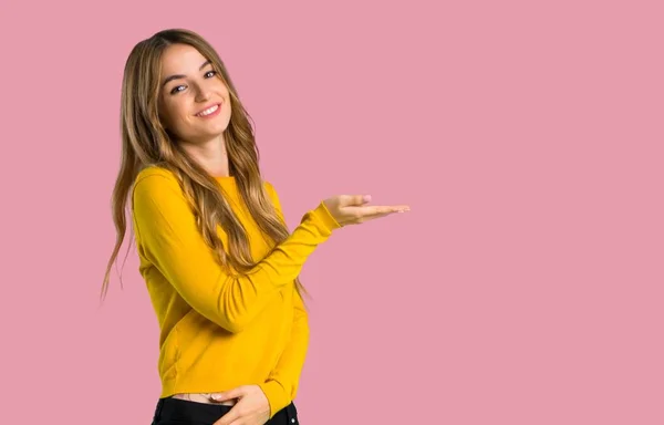 Молода Дівчина Жовтим Светром Представляє Ідею Дивлячись Посміхаючись Ізольований Рожевий — стокове фото