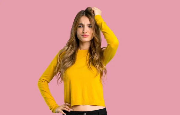 Giovane Ragazza Con Maglione Giallo Con Espressione Frustrazione Non Comprensione — Foto Stock