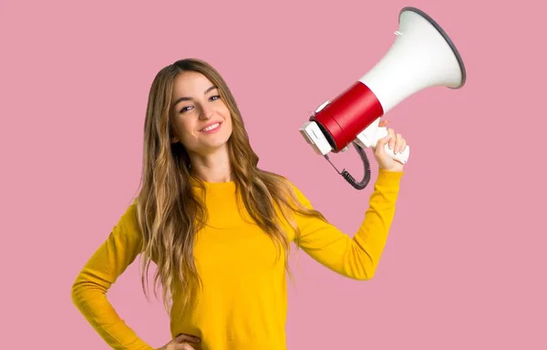 Jovem Com Suéter Amarelo Segurando Megafone Fundo Rosa Isolado — Fotografia de Stock