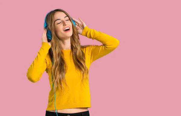 Giovane Ragazza Con Maglione Giallo Ascoltare Musica Con Cuffie Sfondo — Foto Stock