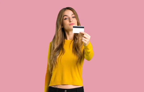 Young Girl Yellow Sweater Holding Credit Card Isolated Pink Background — Stock Photo, Image