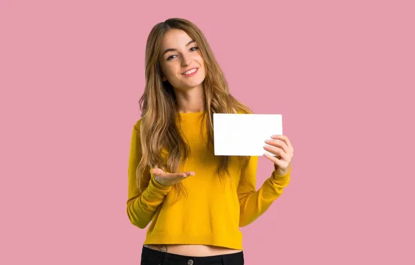 Jong Meisje Met Gele Trui Houden Een Lege Bordje Voor — Stockfoto