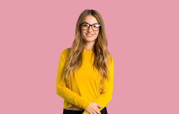 Jovem Com Suéter Amarelo Com Óculos Feliz Fundo Rosa Isolado — Fotografia de Stock