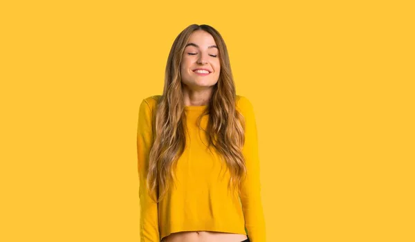 Jeune Fille Avec Pull Jaune Heureux Souriant Sur Fond Jaune — Photo